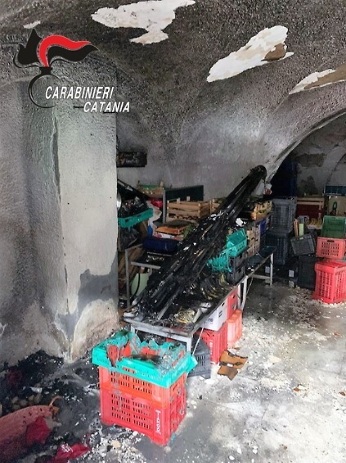 Catania, litiga con i soci e dà fuoco al punto vendita di frutta della Fera 'o Luni
