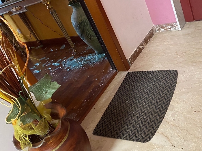 I frammenti di vetro all'interno dell'abitazione