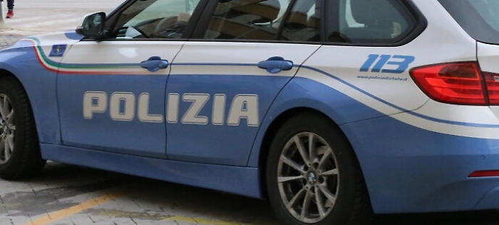 Adrano, ruba denaro in negozio chiuso: ripreso da telecamere videosorveglianza