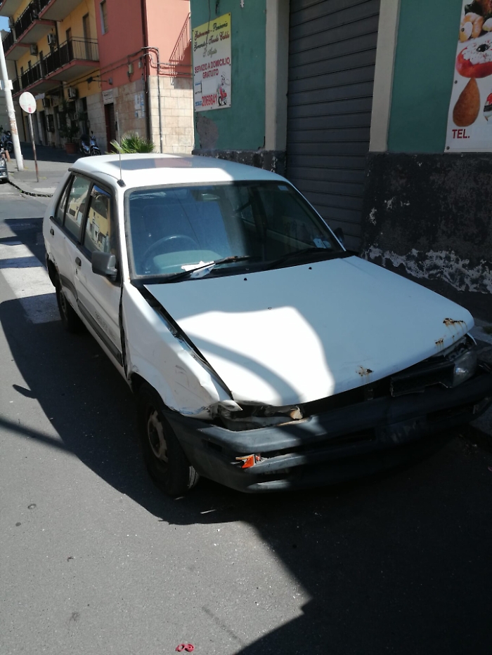 Catania: auto abbandonata da un anno in prossimità di incrocio