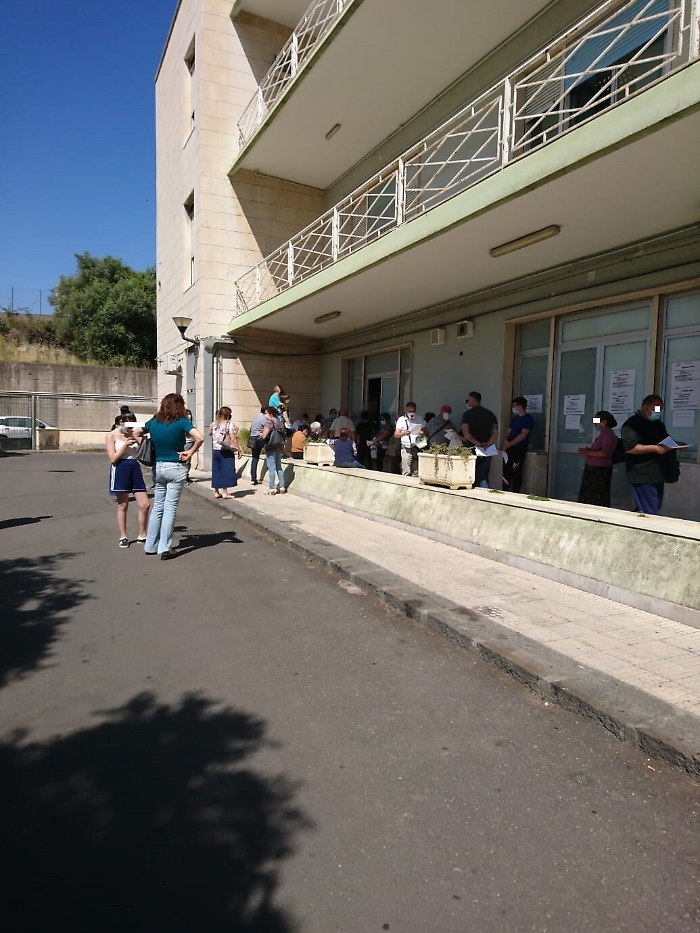 Catania: ospedale San Luigi, decine di persone ammassate all'accettazione