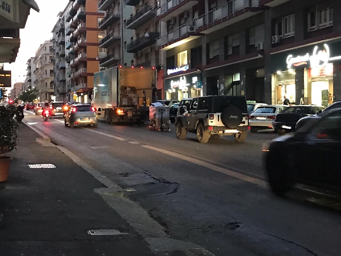 Catania: scarico merci in mezzo alla strada in via D'Annunzio