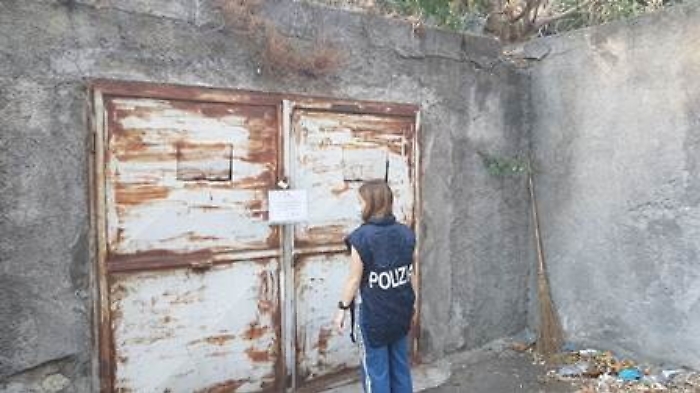 Catania, al villaggio Zia Lisa II discarica illecita con l'aiuto di un netturbino