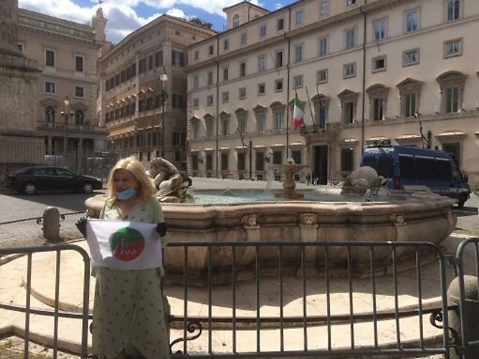 Protesta per spettacolo, Sandra Milo da Conte: «E' un grande uomo»