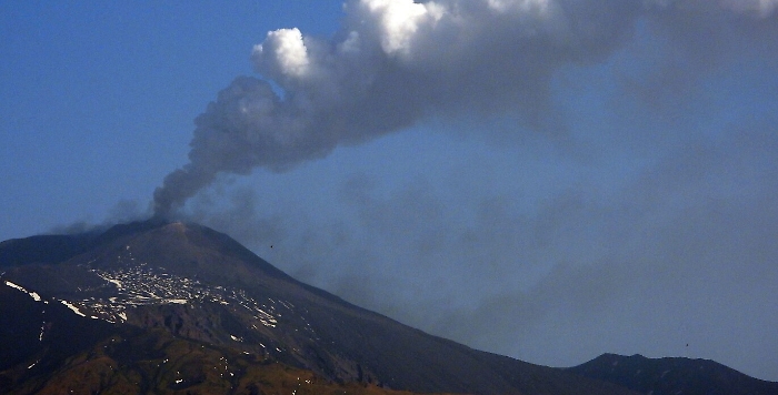 L' Etna borbotta nella notte ed emette cenere fino a 4500 metri d'altezza