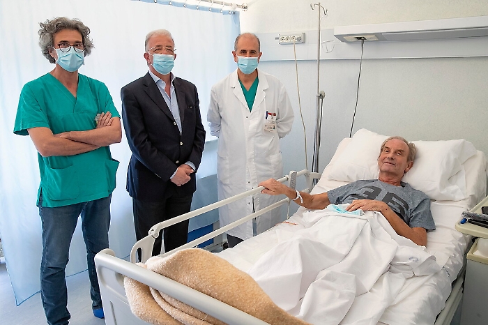 Il dott. Domenico Patan&egrave;, il direttore generale Salvatore Giuffrida, il prof. Domenico Russello, con il paziente prima della dimissione