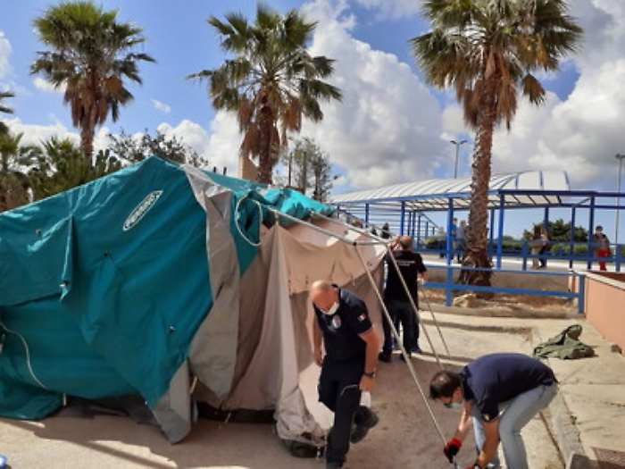 Coronavirus, montata tenda all'ospedale di Agrigento da parte del Libero Consorzio