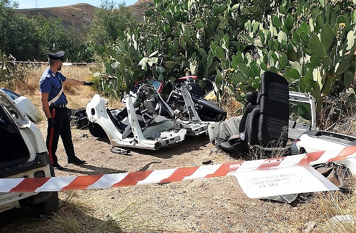 Biancavilla, presi mentre smantellavano le auto appena rubate