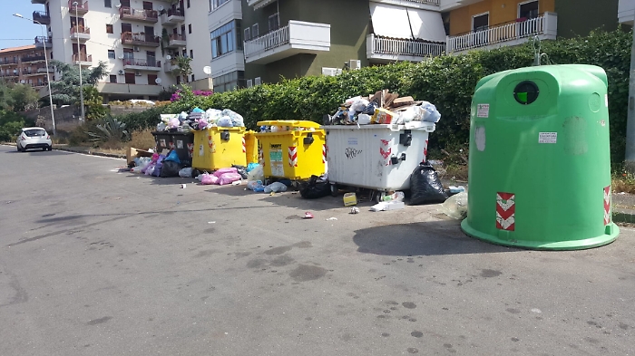 Catania via Salanitro: spazzatura "quasi" al primo piano