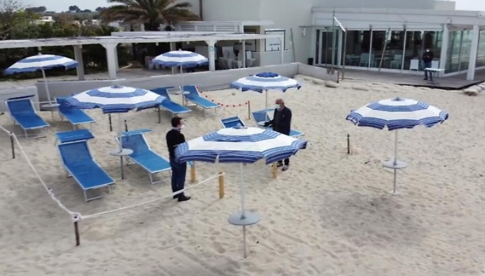 In spiaggia per questa estate: vietati balli e buffet, bambini "vigilati": tutte le regole