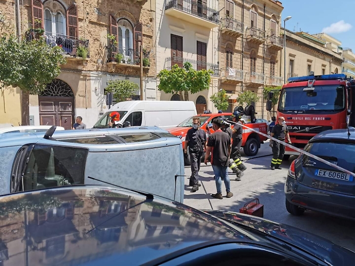 Sciacca, cerca di evitare un incidente e si ribalta con l'auto