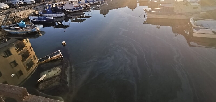 Siracusa, mare del porto piccolo sporcato da chiazza di idrocarburi