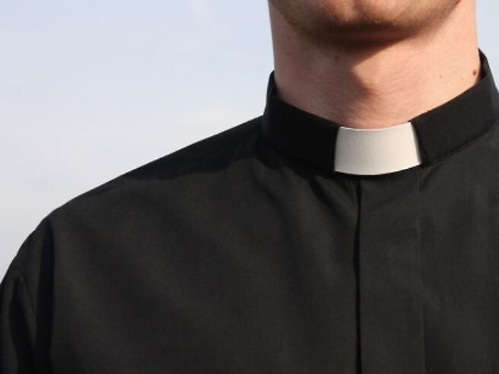 Caserta,  prete in carcere per dire messa aveva addosso nove cellulari