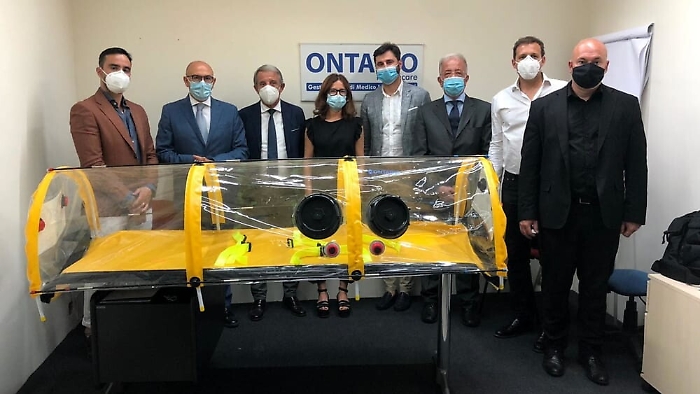 La Chiesa Evangelica Cinese ha donato tre barelle di biocontenimento  agli ospedali di Catania