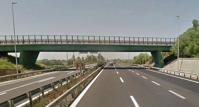 A19, camion che trasportava un escavatore urta un cavalcavia