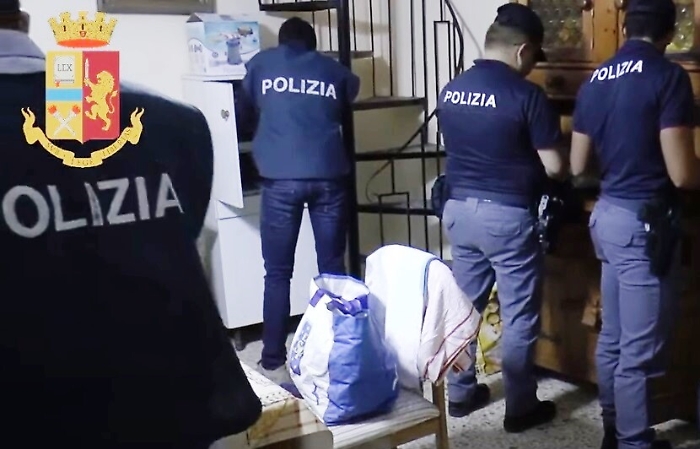 Osteria "abusiva" a Caltanissetta:
multe e sequestri della Polizia