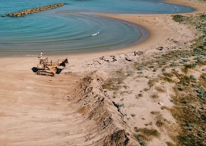 Agrigento, la ruspa che spiana le dune diventa un caso: aperta inchiesta