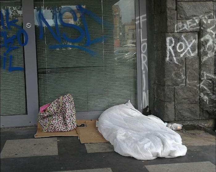 Catania, senzatetto di piazza della Repubblica: sgombero e polemiche