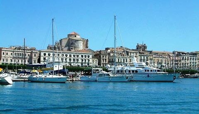 Giallo a Siracusa: recuperato cadavere che galleggiava nelle acque del porto