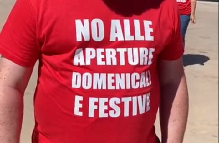 Flash mob in tutta la Sicilia contro le aperture domenicali dei centri commerciali