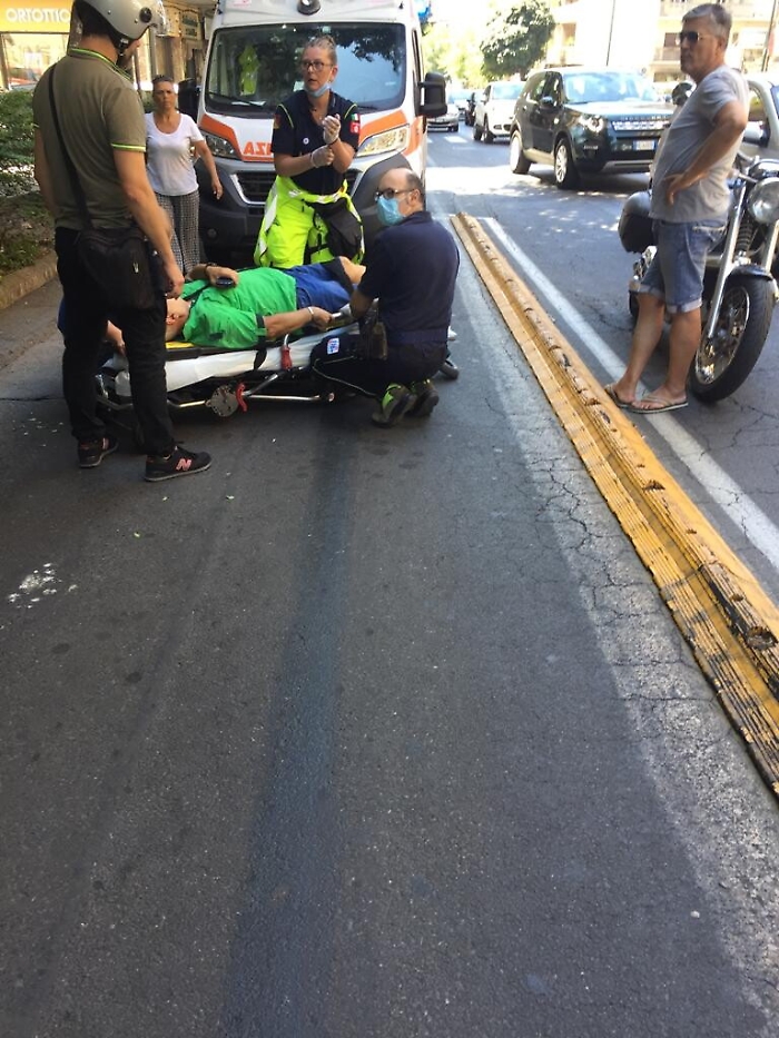 Catania, urta un "cordolo" dell'Amt e cade: motociclista finisce in ospedale