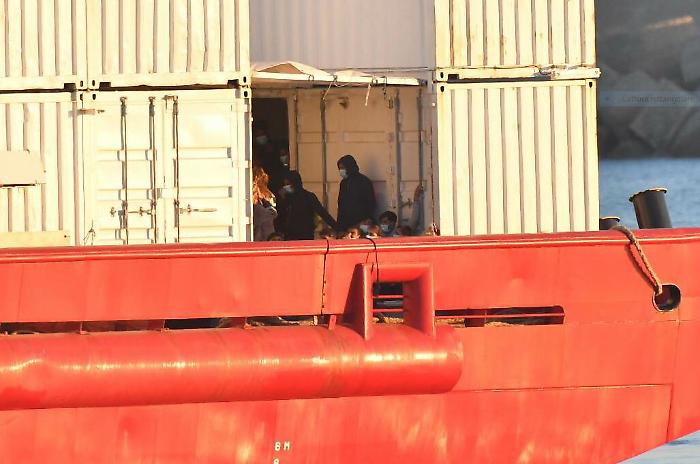 Il piccolo Madou ha ritrovato la sua mamma: ha attraversato a sei anni e da solo il Mediterraneo