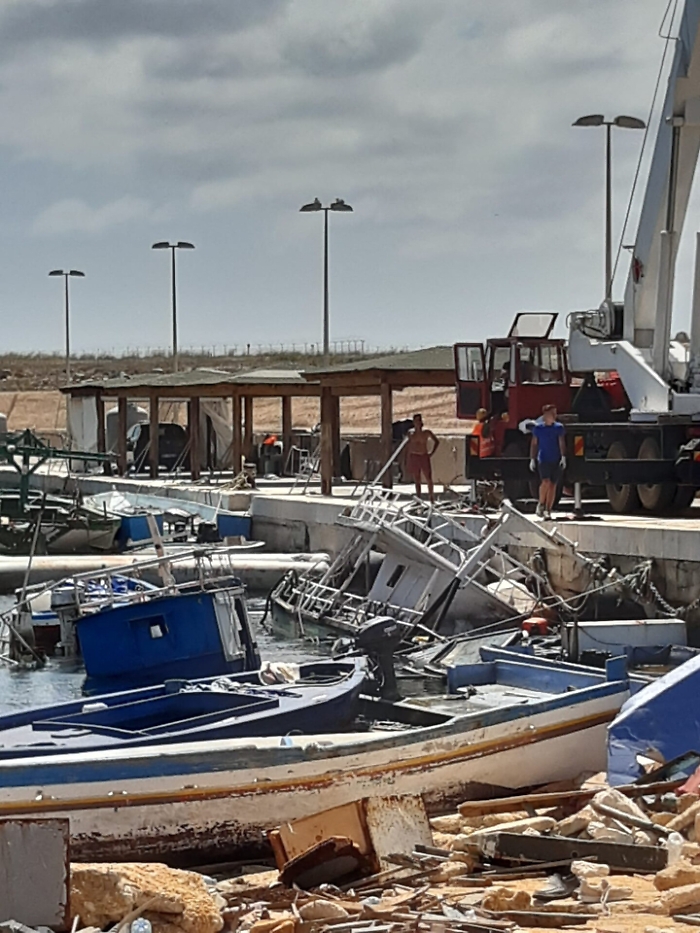 Lampedusa, iniziata la rimozione delle imbarcazioni dei migranti al Molo Favaloro