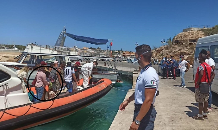 Lampedusa, la migrante col barboncino: «Cerchiamo lavoro e libertà»