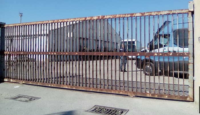 Migranti, fuga di massa dalla tensostruttura di Porto Empedocle