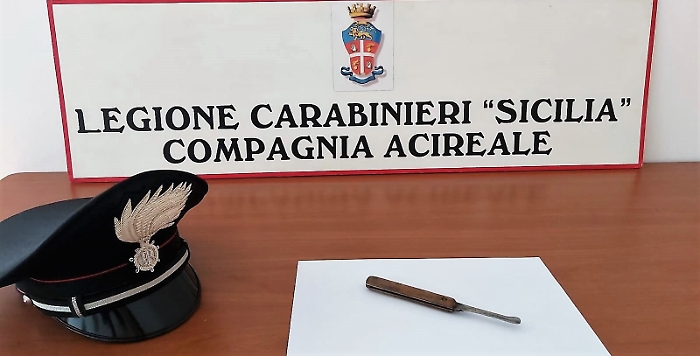 «Quei galli non mi fanno dormire di notte» e la lite finisce a coltellate