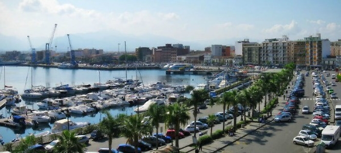 Milazzo, incendiata l'auto di un dirigente della Liberty Lines