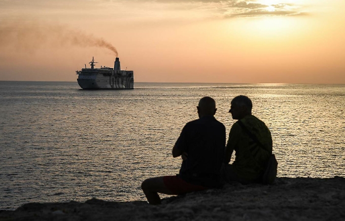 Migranti, la nave-quarantena fa rotta verso il porto di Trapani