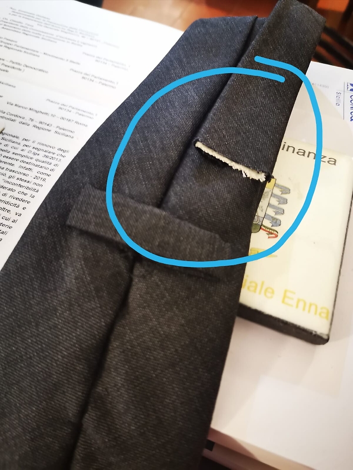 La cravatta tagliata