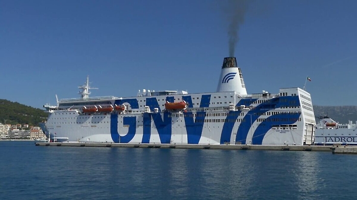 Migranti, strapieno l'hotspot di Lampedusa Attesa la nave quarantena partita da Augusta