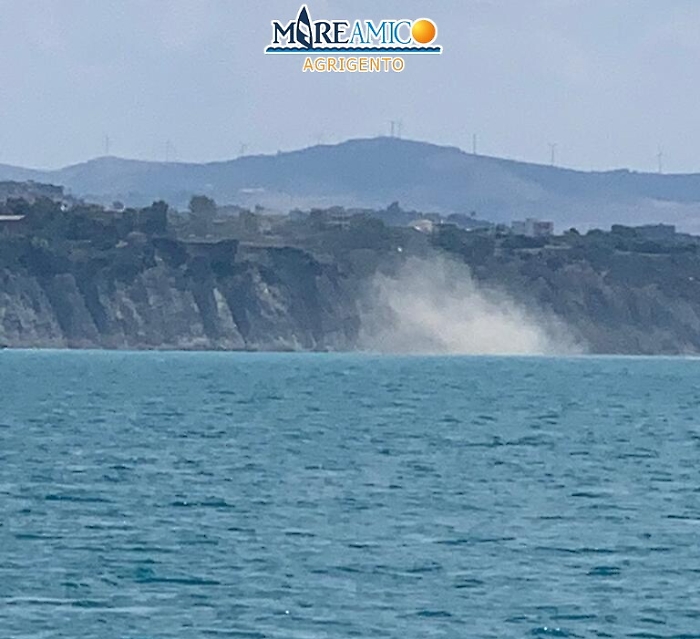 Crolla il costone del Caos, pochi minuti prima era stato fatto sgomberare dai bagnanti