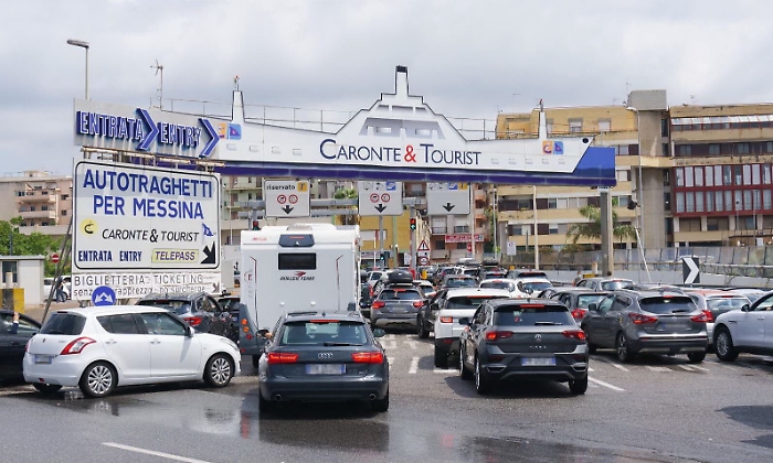 Traffico intenso per entrare in Sicilia: 4 ore di attesa ai traghetti