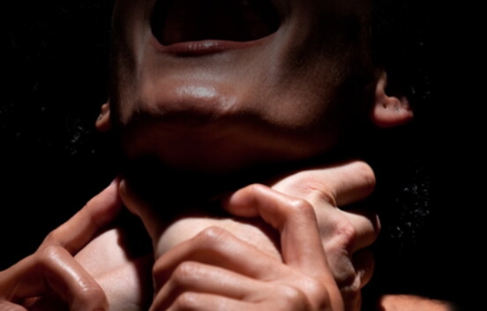 Catania, tenta di strangolare la moglie davanti al figlio di 3 anni