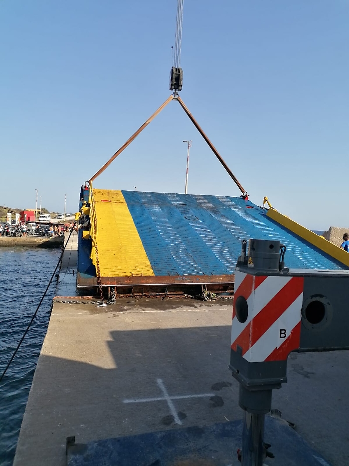 Linosa, recuperato il portellone della motonave Sansovino