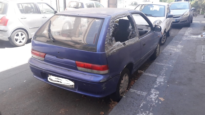 Catania: auto "giace" da tempo in via Vicenza