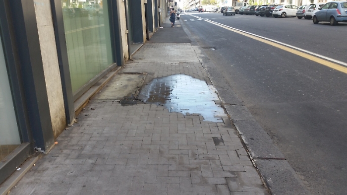 Catania: pedoni con l'ombrello in via Leopardi