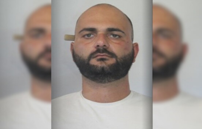 Rapina farmacia a Catania e tenta di investire due poliziotti: catturato