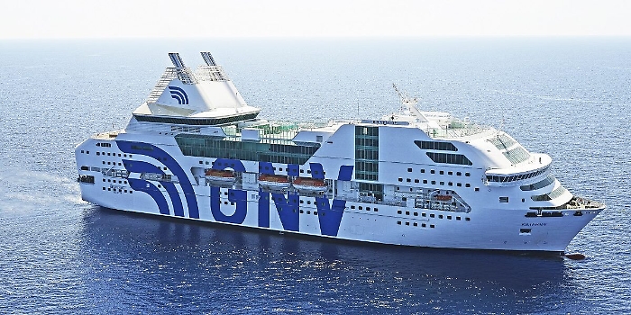 Migranti, la nave quarantena Rhapsody fa rotta su Lampedusa