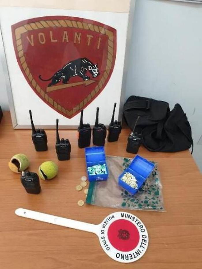 Siracusa, droga nascosta nelle palline da tennis e pusher devoti di San Pio