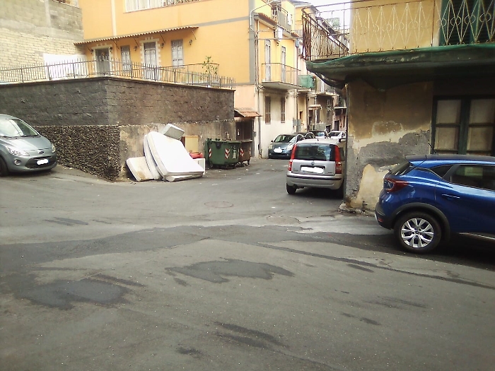 Catania: abbandono di rifiuti ingombranti