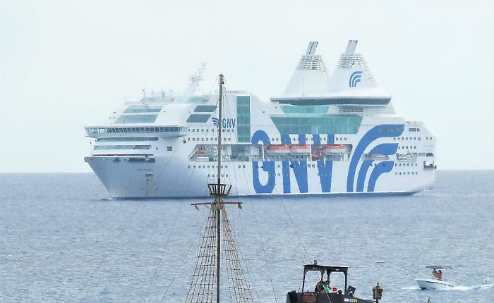 Lampedusa, trasferimento migranti a rilento ma hotspot quasi vuoto