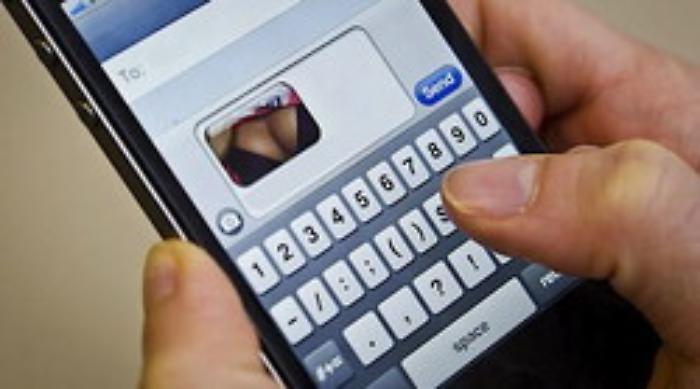 La Cassazione: inviare foto hard a minore &egrave; violenza sessuale
