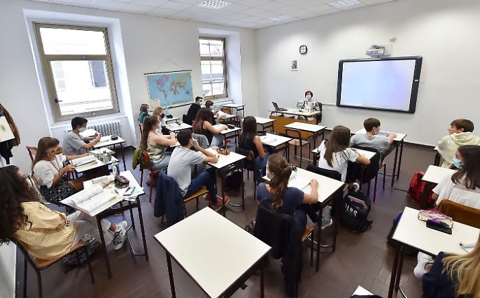 Scuola: dalle mascherine alla ricreazione,  le risposte della Azzolina