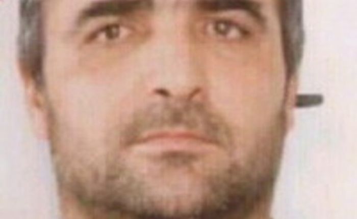 Ha staccato a morsi il dito ad un agente penitenziario e lo avrebbe ingoiato