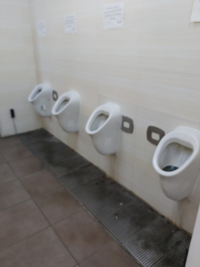 Il degrado nelle stazioni di servizio in Sicilia è normalità