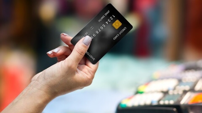 Palermo, si appropria della carta di credito di un'anziana per fare acquisti a sbafo